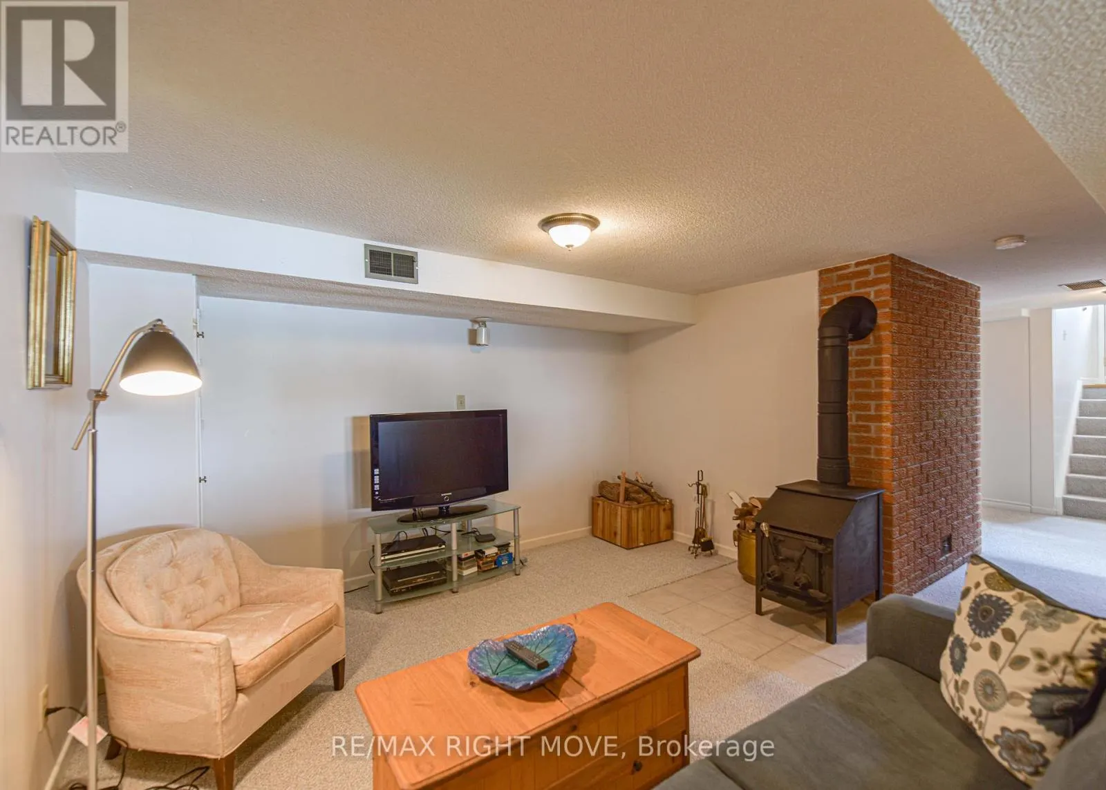 905 WOODLAND DRIVE
