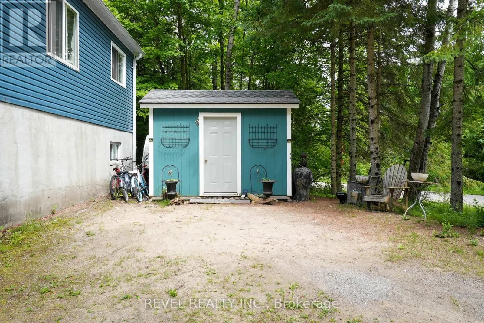 43 MANITOU CRESCENT