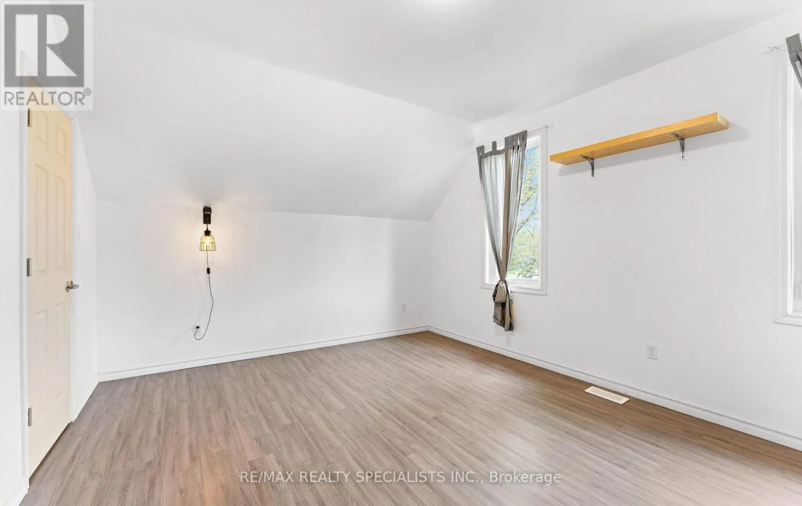 220 QUEEN STREET W
