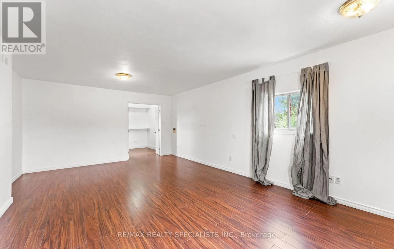 220 QUEEN STREET W