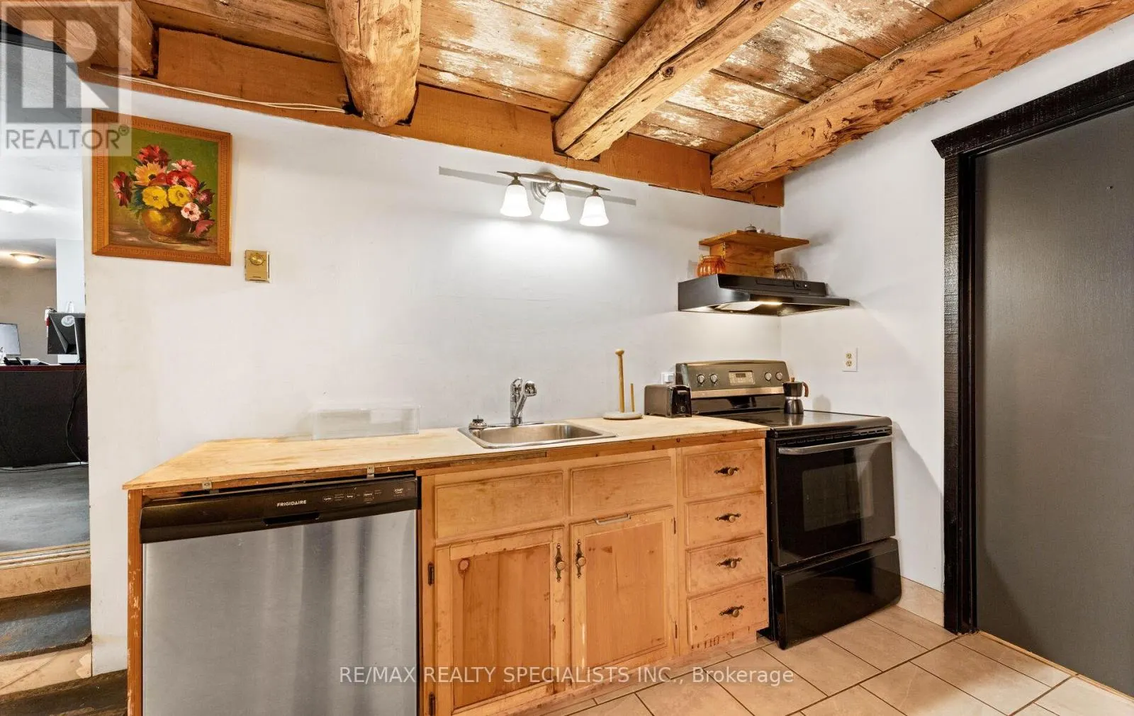 220 QUEEN STREET W