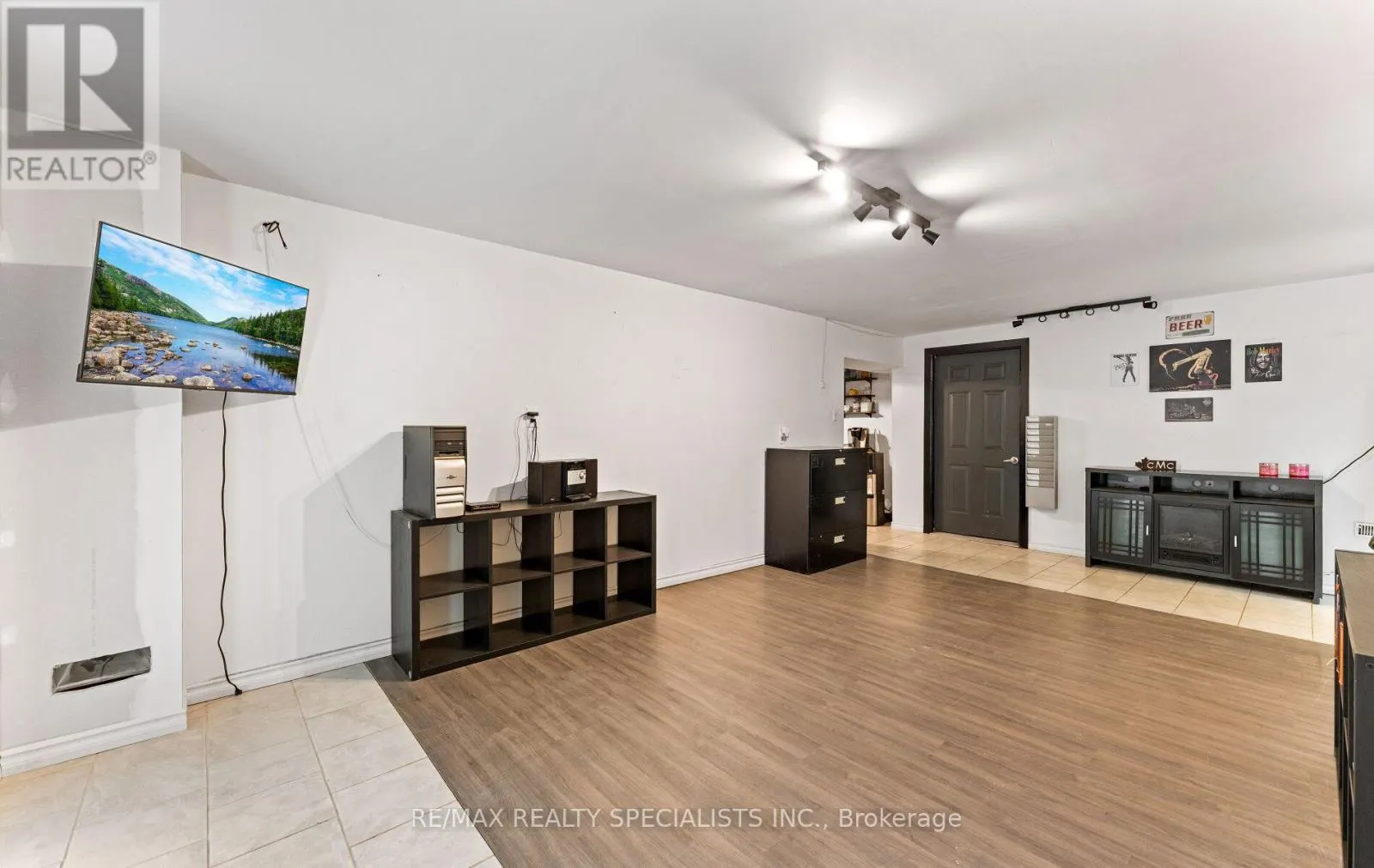 220 QUEEN STREET W