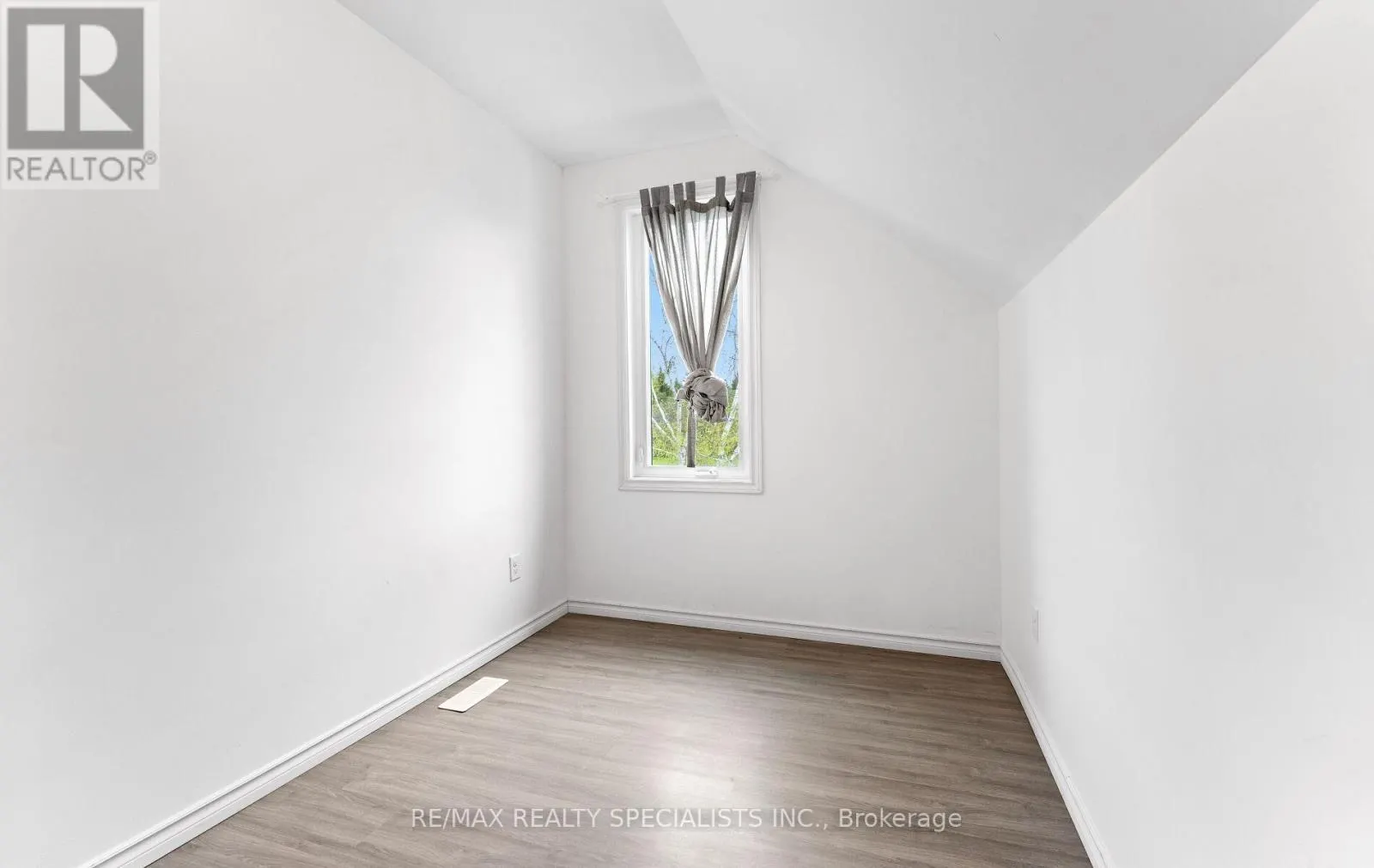 220 QUEEN STREET W