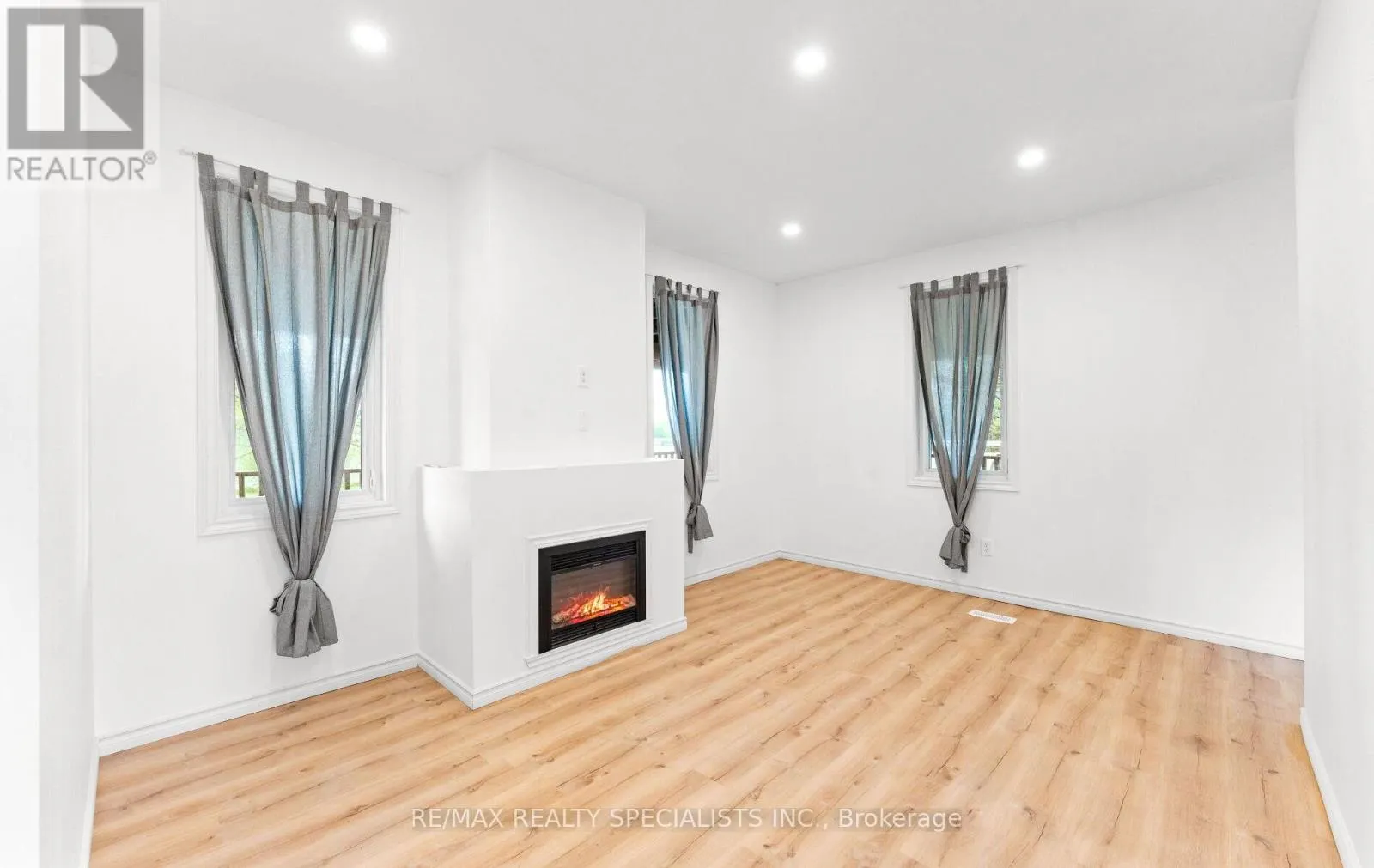 220 QUEEN STREET W