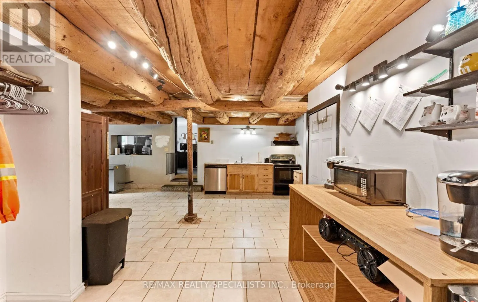220 QUEEN STREET W