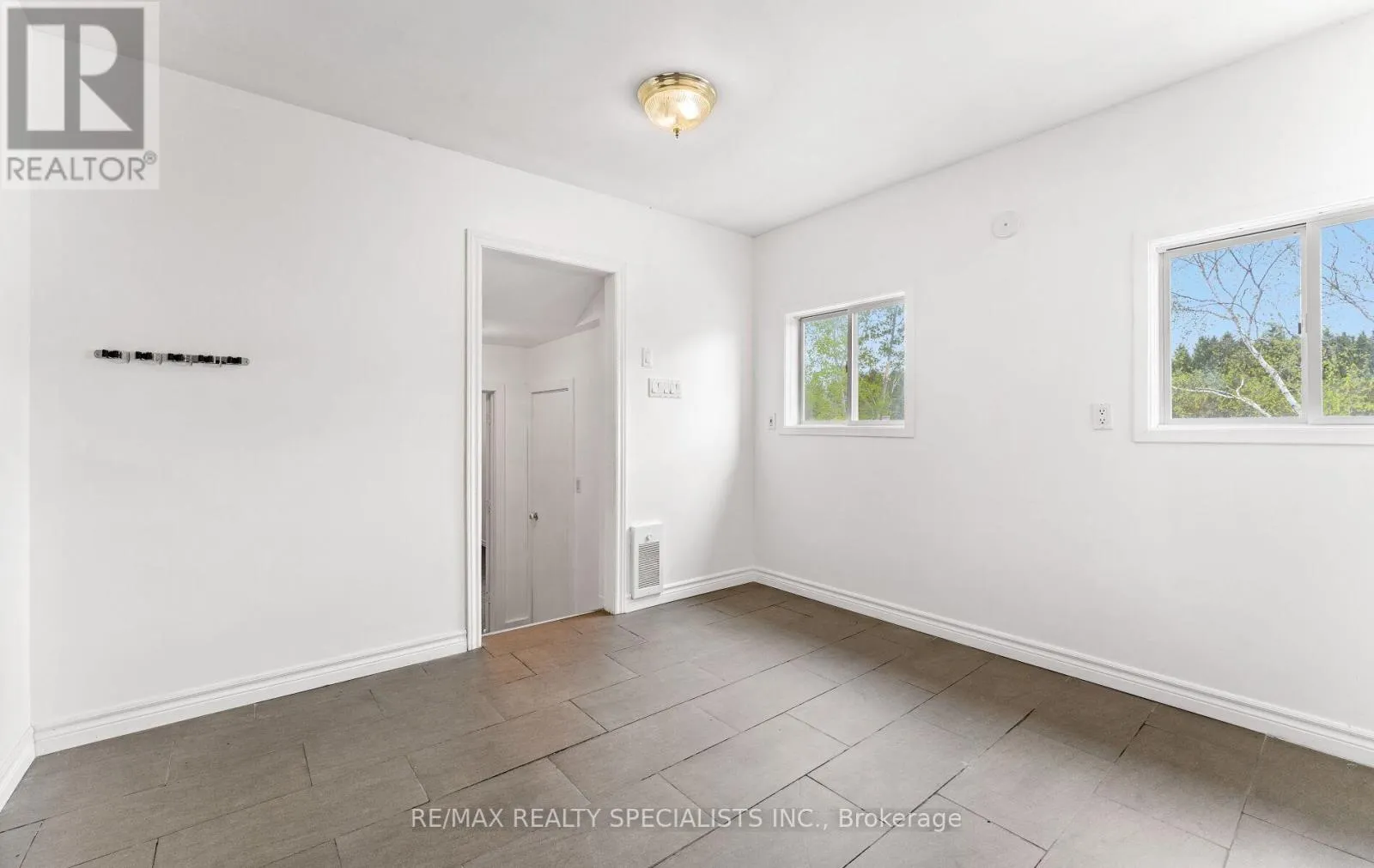 220 QUEEN STREET W