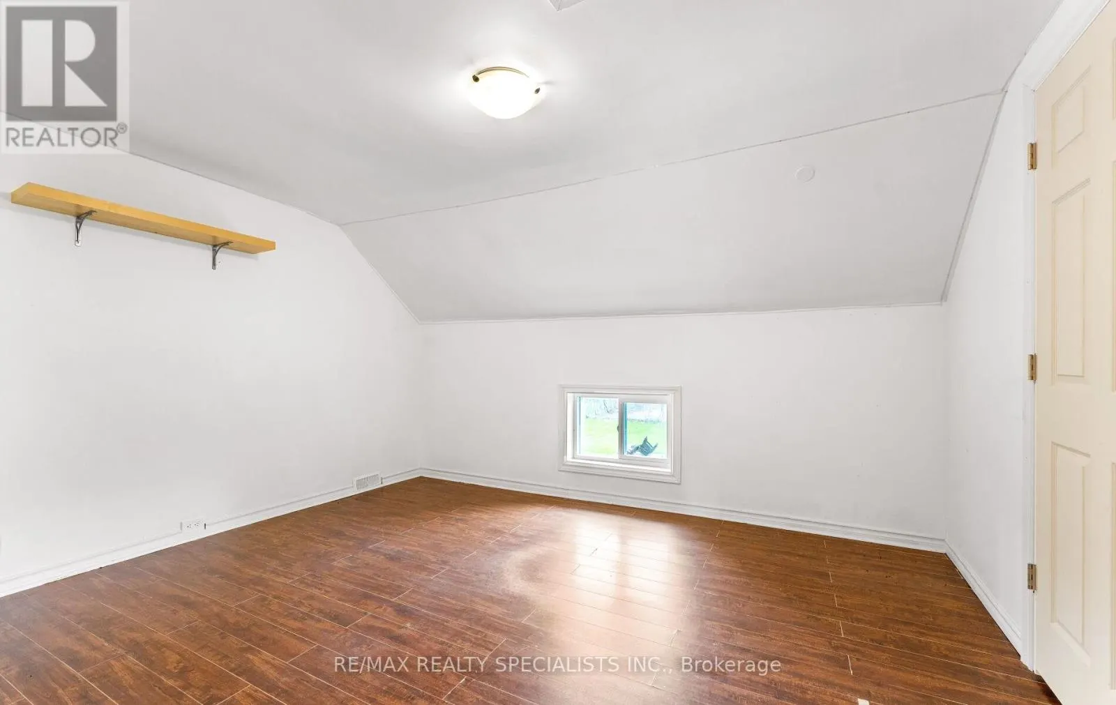 220 QUEEN STREET W