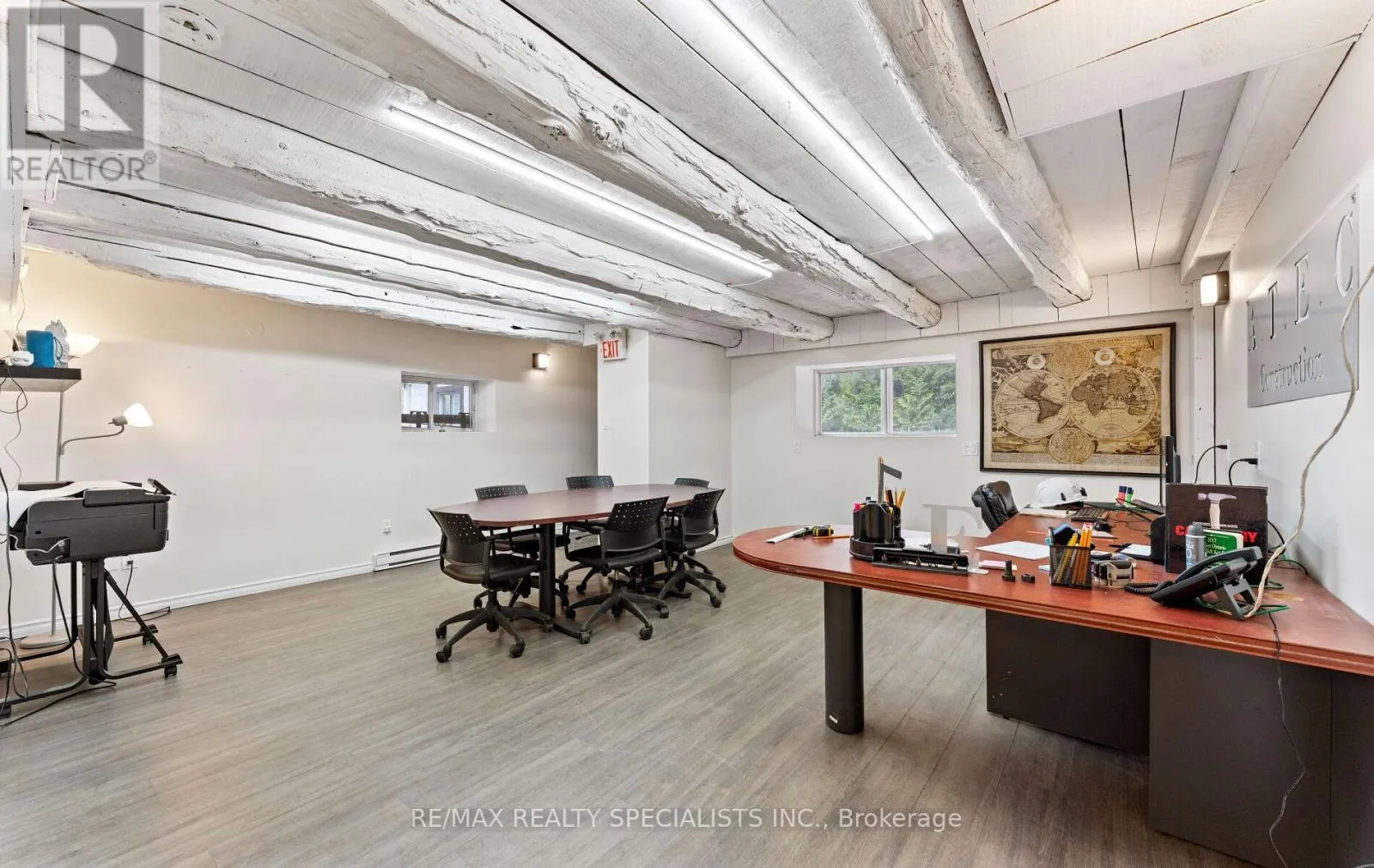 220 QUEEN STREET W