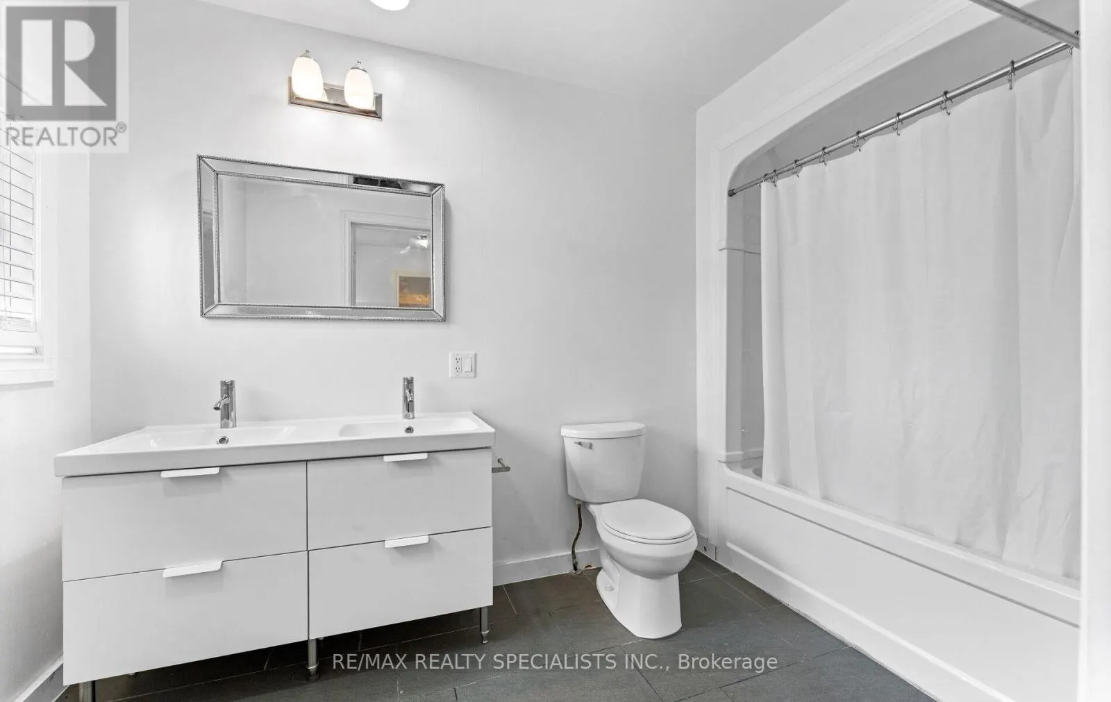 220 QUEEN STREET W