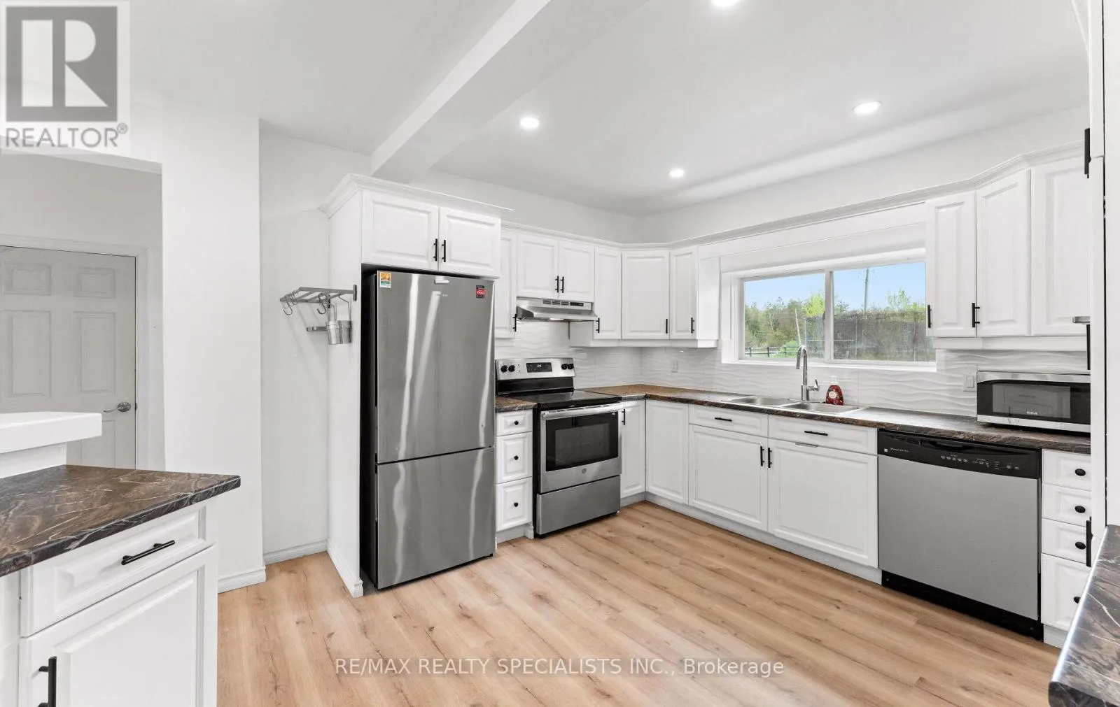 220 QUEEN STREET W