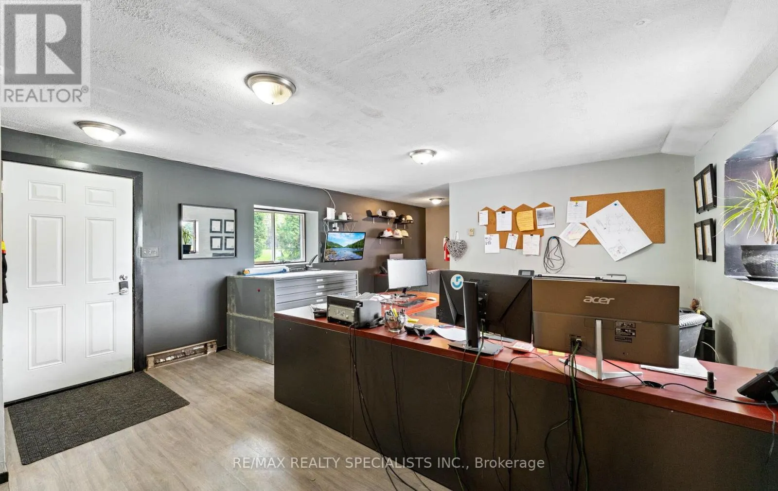 220 QUEEN STREET W