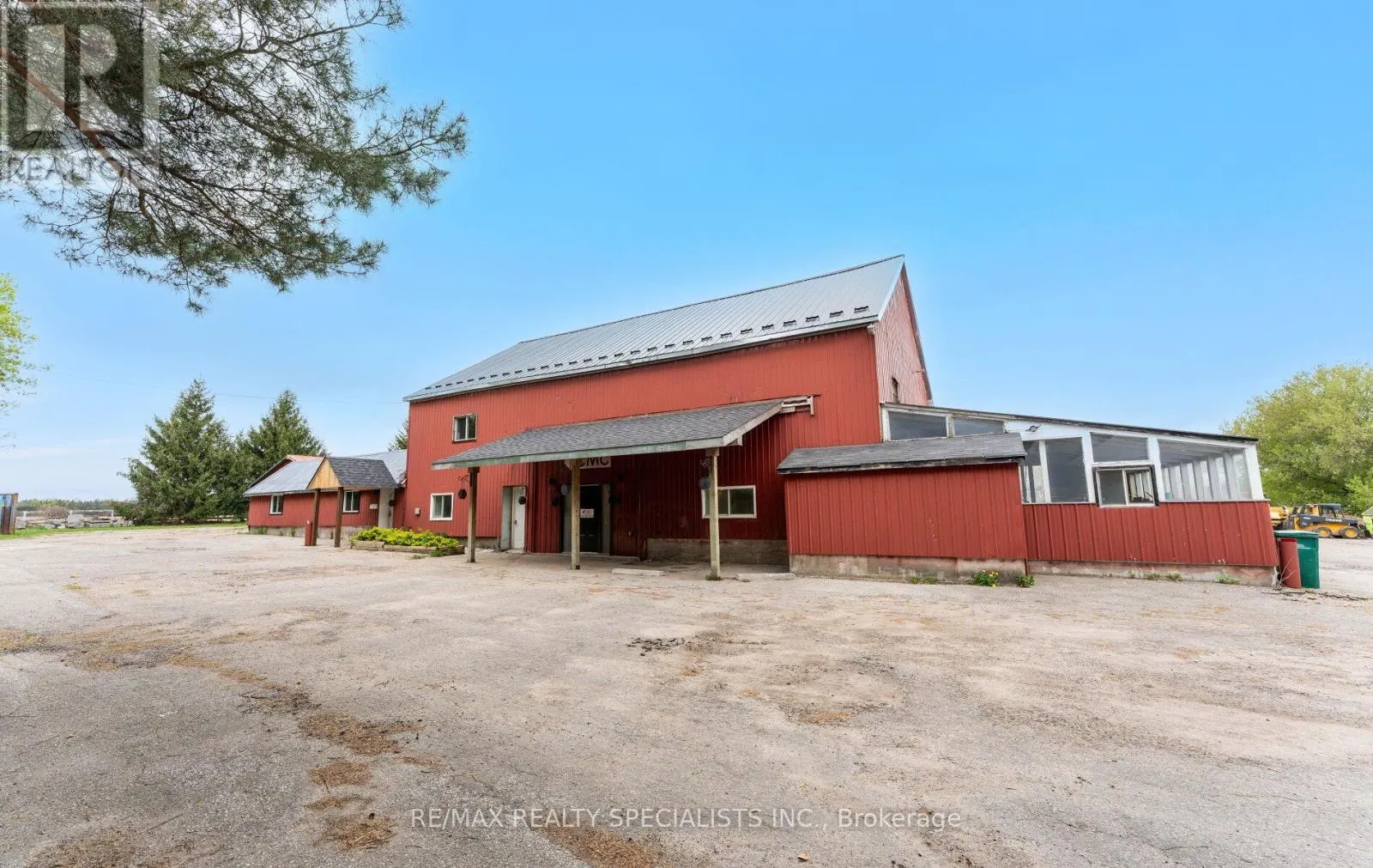 220 QUEEN STREET W
