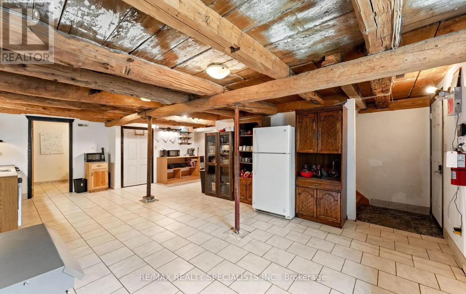 220 QUEEN STREET W
