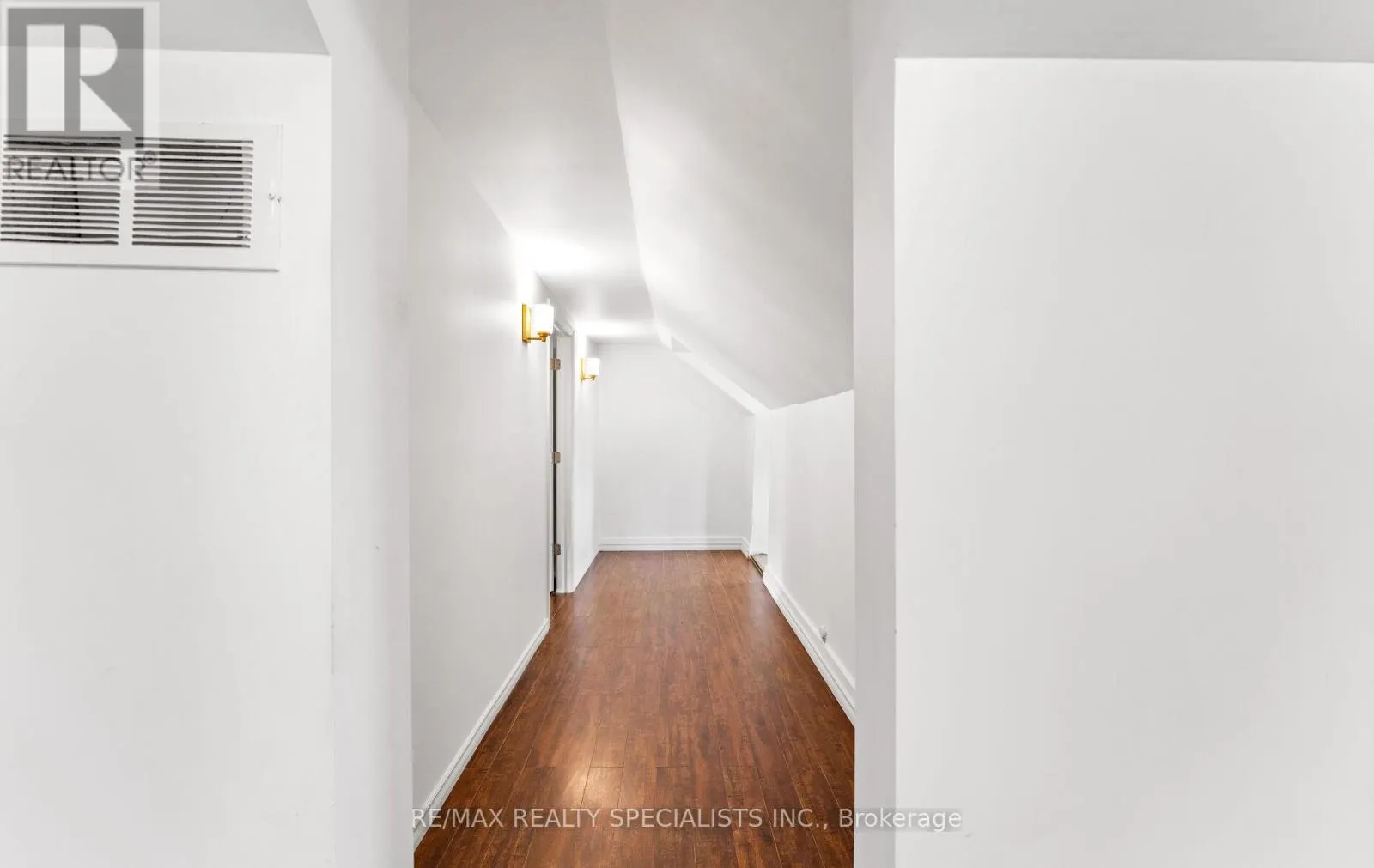 220 QUEEN STREET W