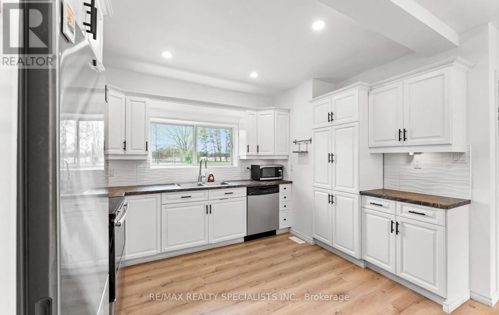 220 QUEEN STREET W