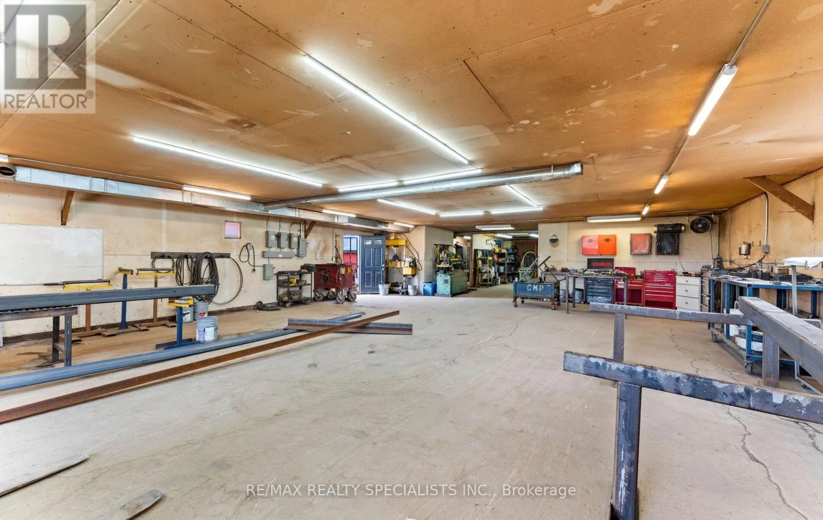 220 QUEEN STREET W