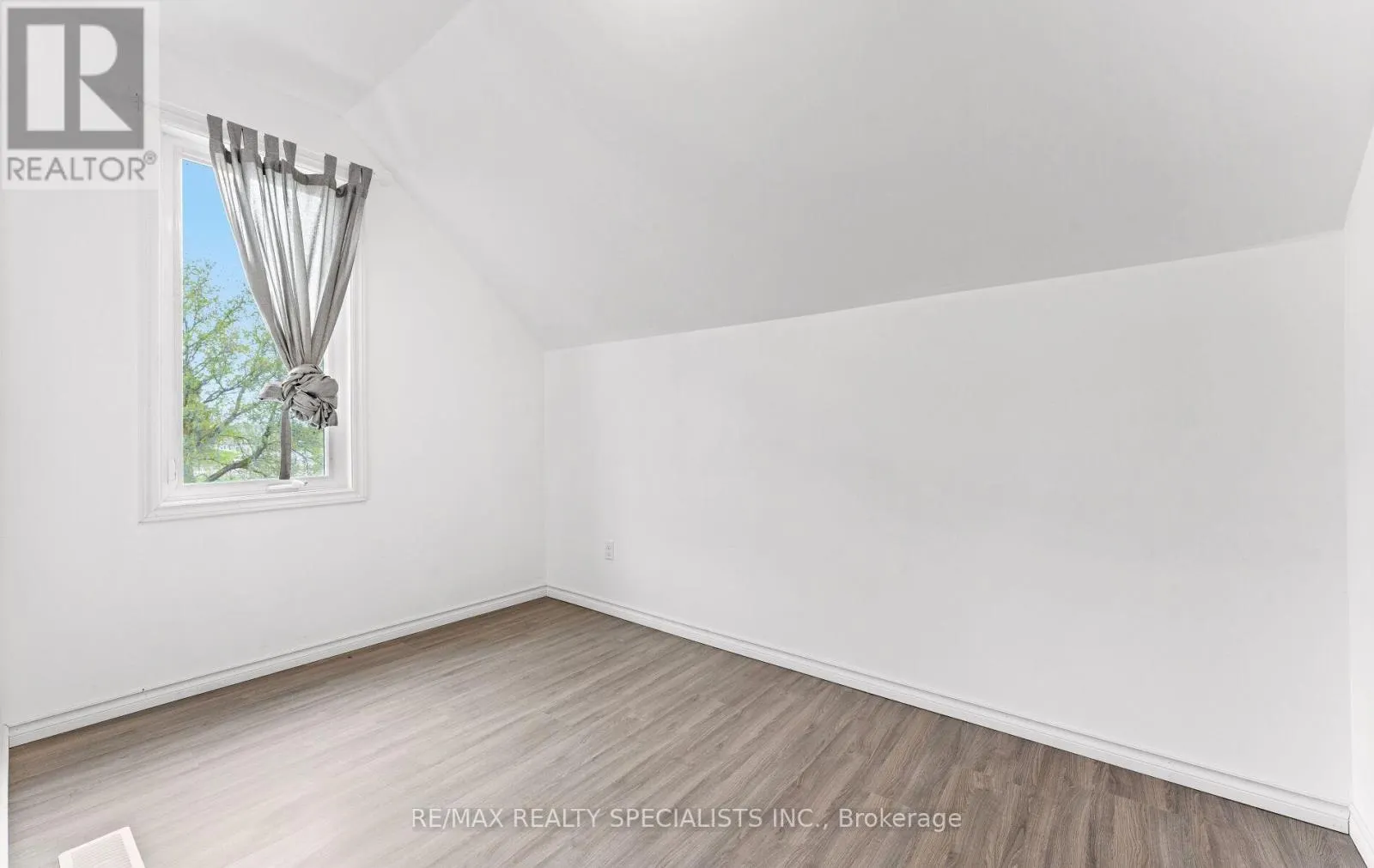 220 QUEEN STREET W