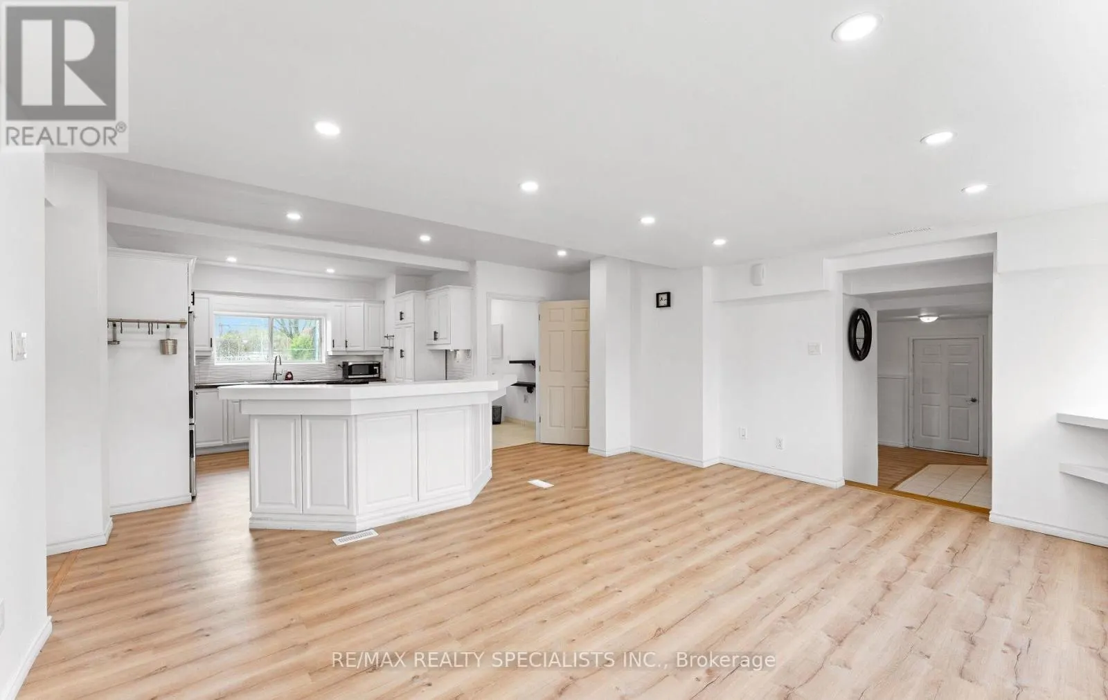 220 QUEEN STREET W