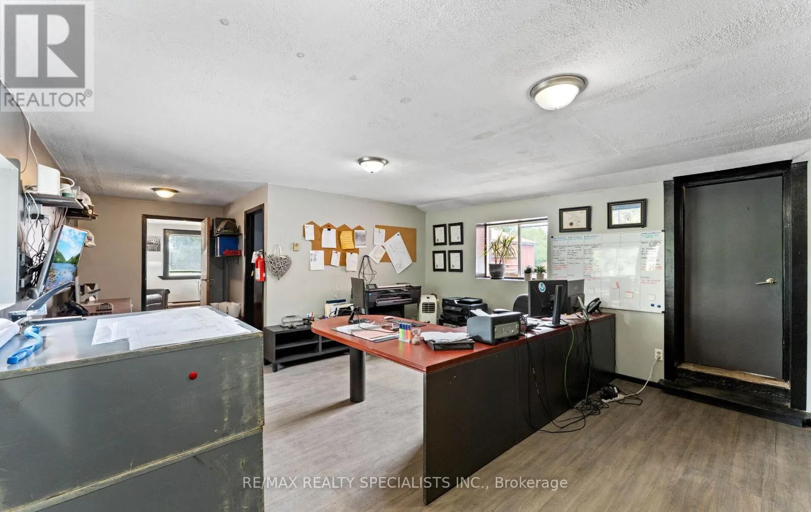 220 QUEEN STREET W