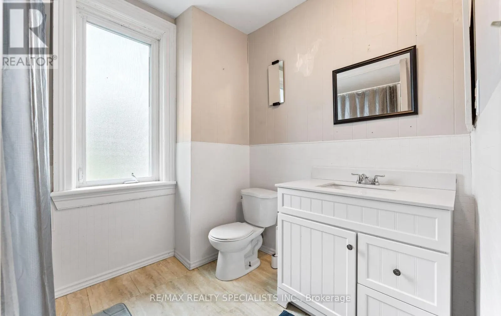 220 QUEEN STREET W