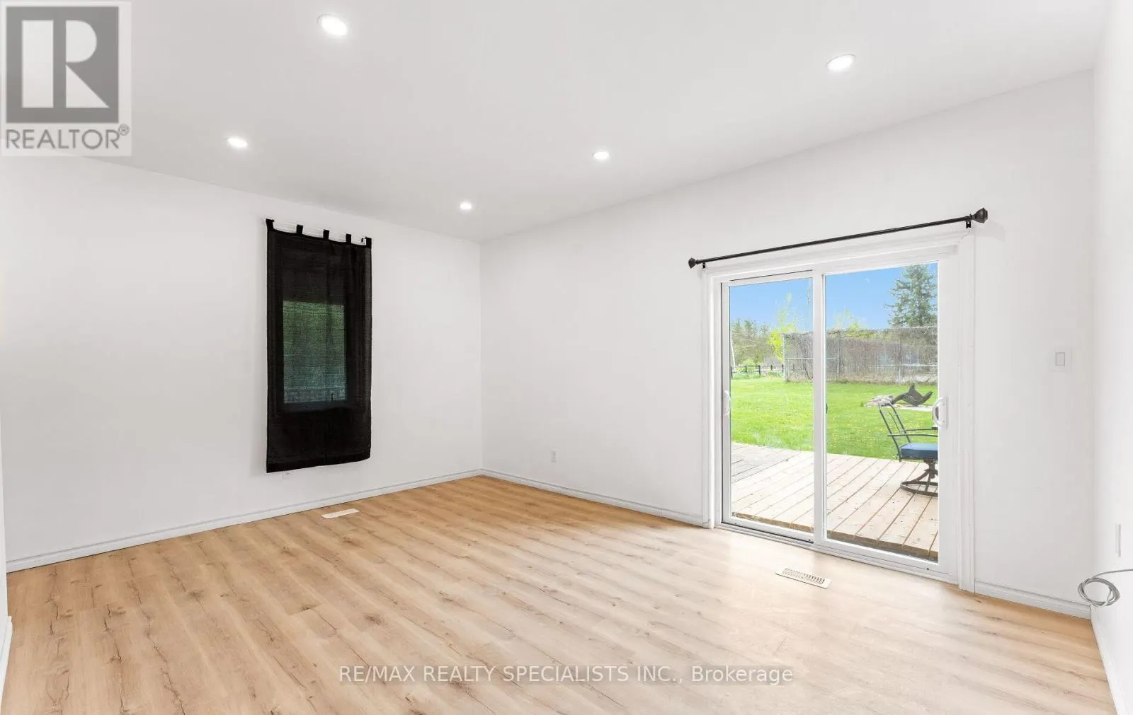 220 QUEEN STREET W