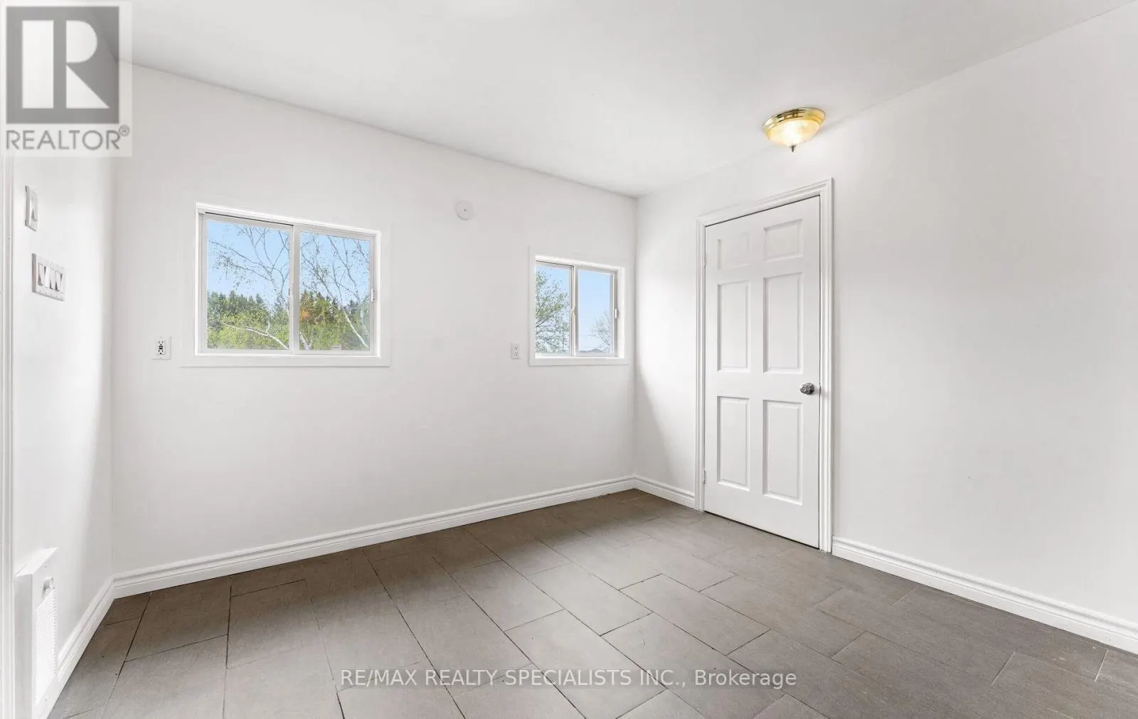 220 QUEEN STREET W