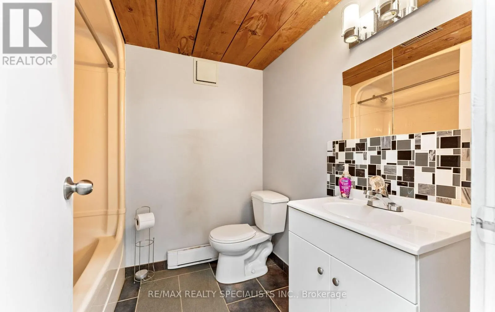 220 QUEEN STREET W
