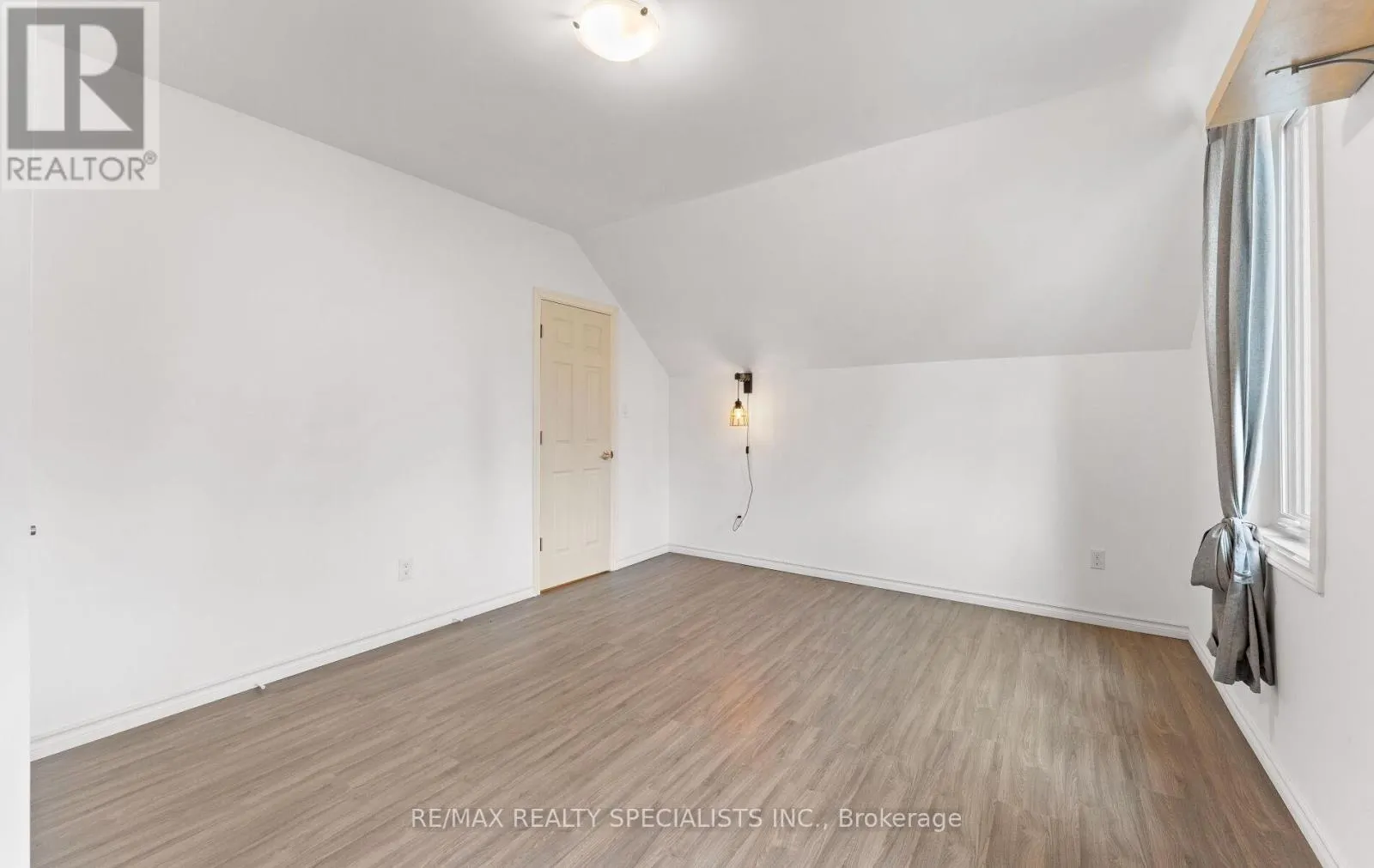 220 QUEEN STREET W