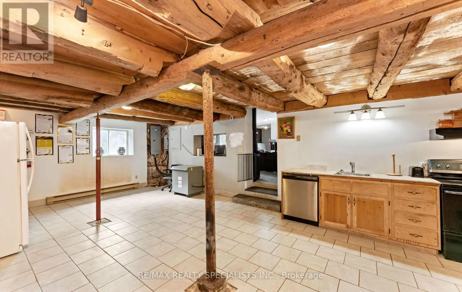 220 QUEEN STREET W