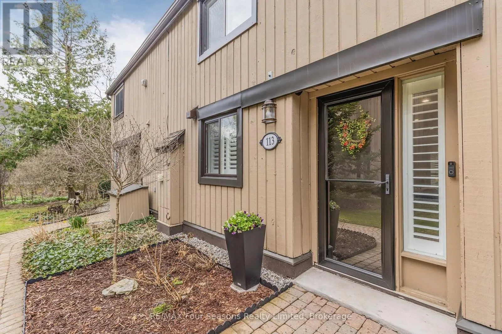 113 ESCARPMENT CRESCENT