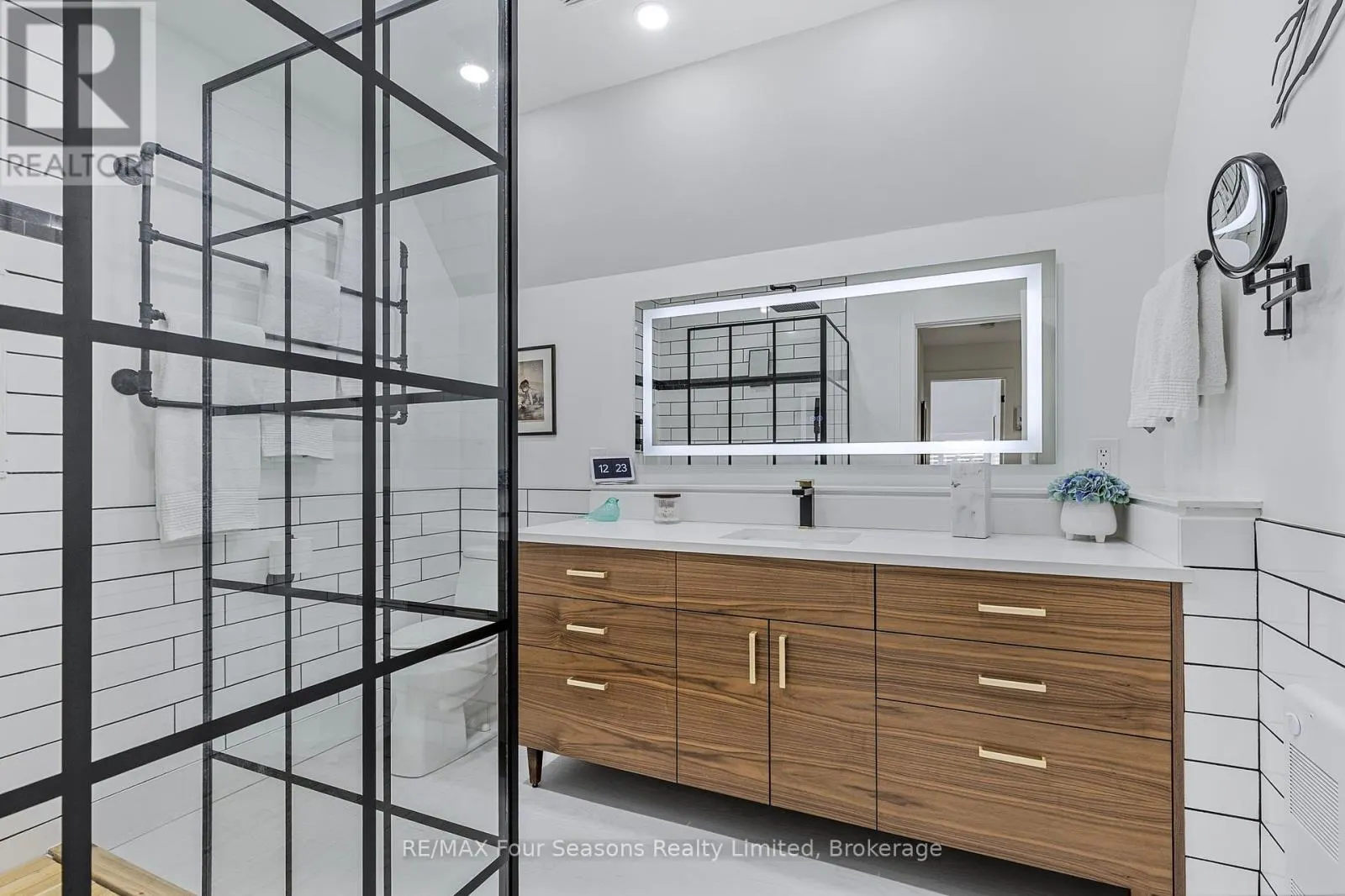 113 ESCARPMENT CRESCENT