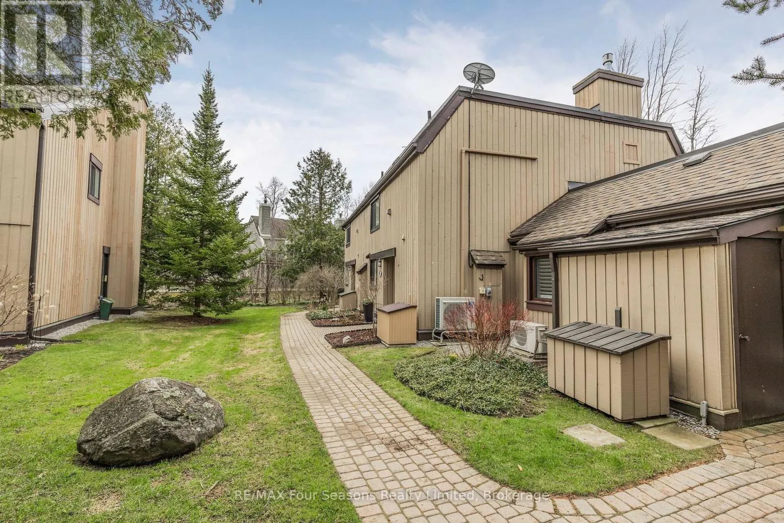 113 ESCARPMENT CRESCENT