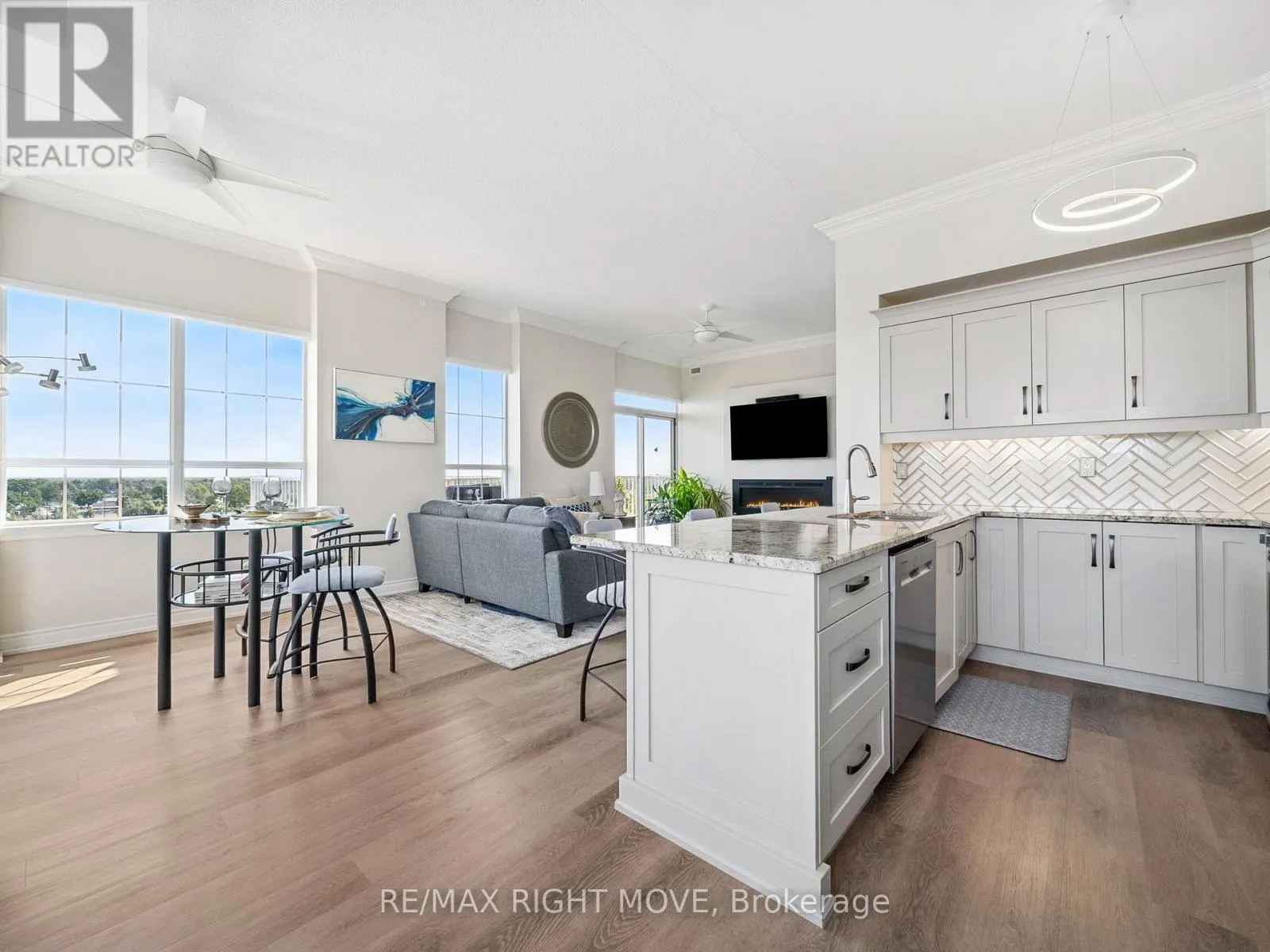 806 - 354 ATHERLEY ROAD