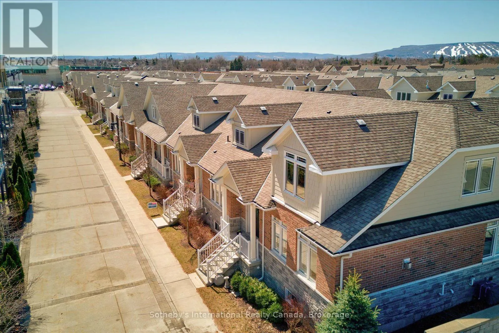 4 EMERSON MEWS