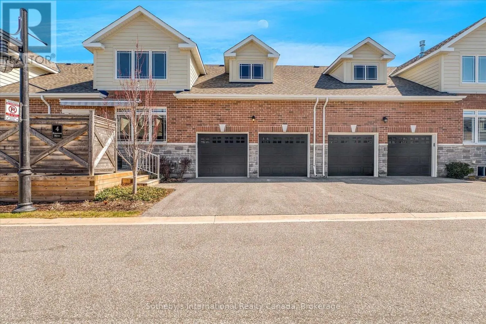 4 EMERSON MEWS