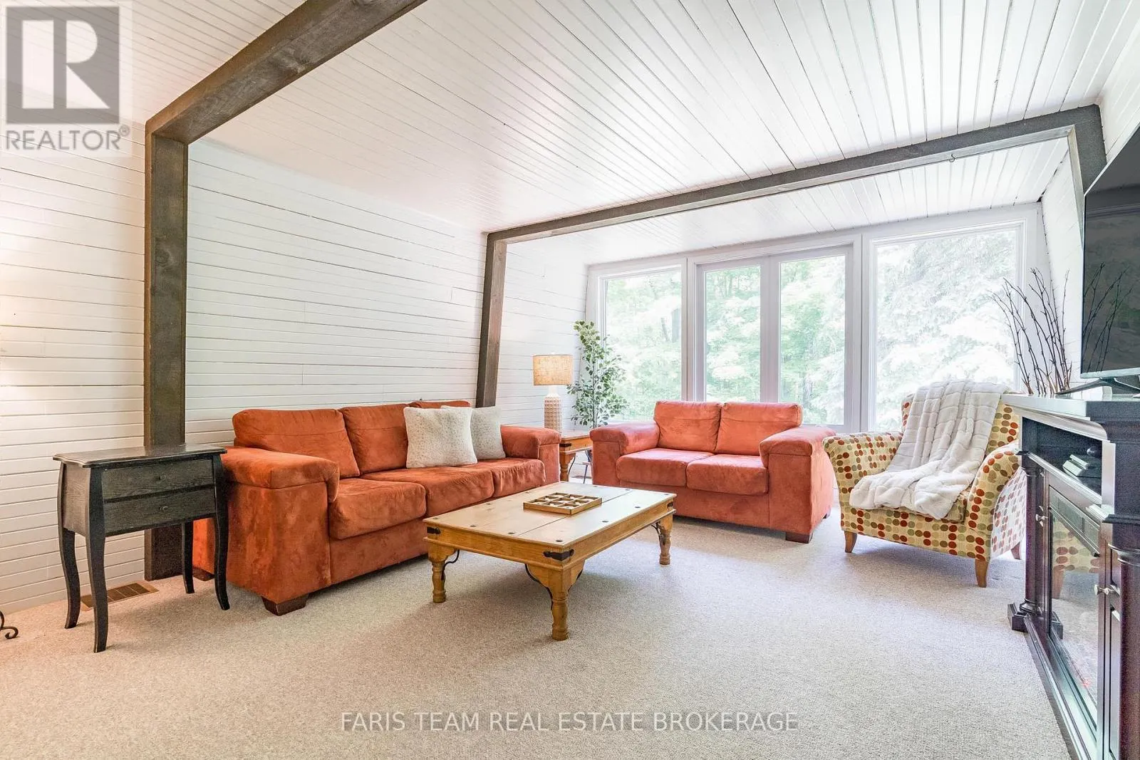 2 WOODLAND CRESCENT