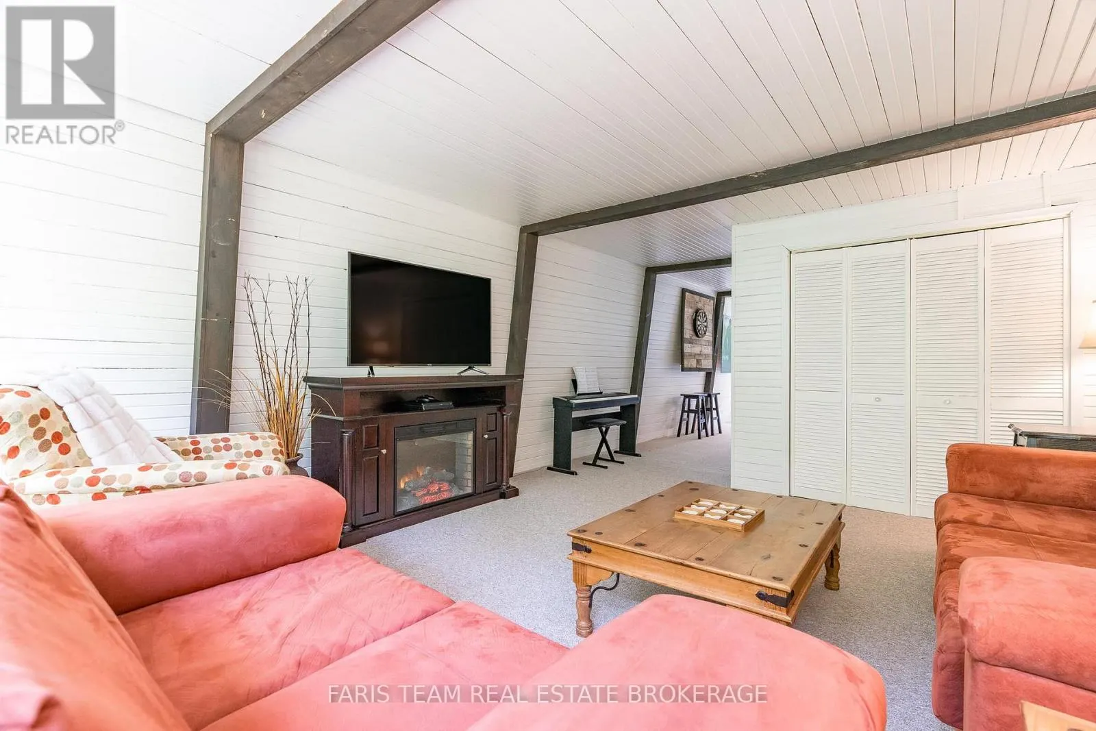 2 WOODLAND CRESCENT