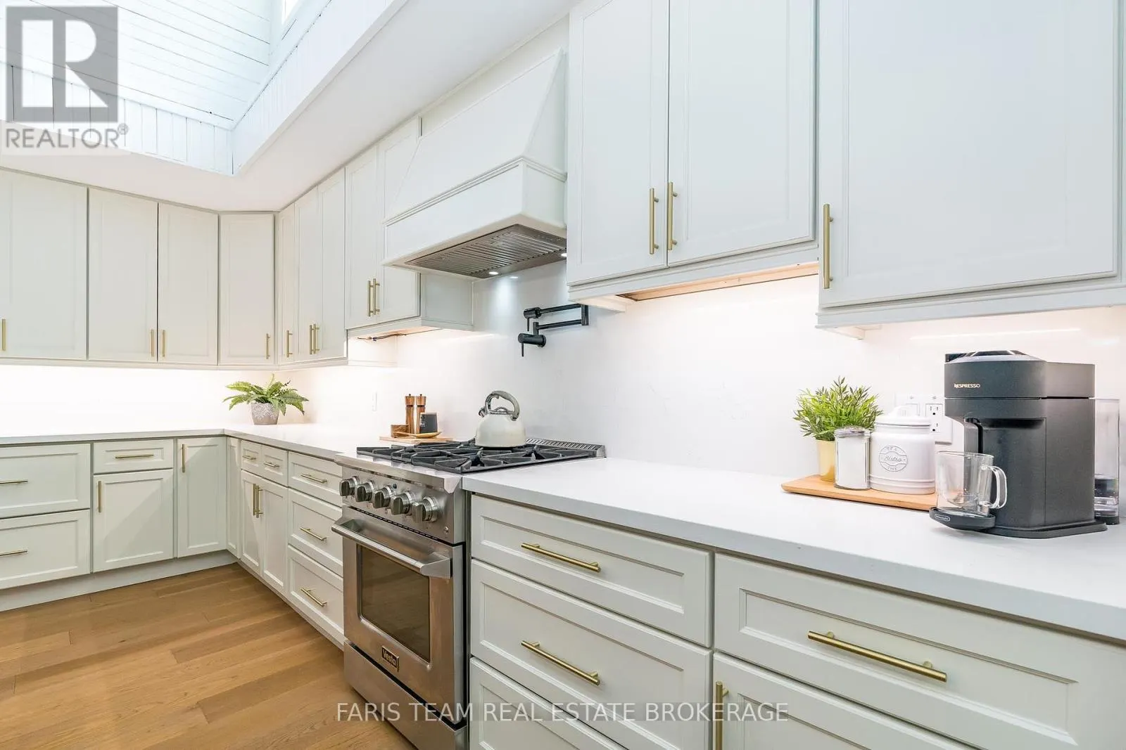2 WOODLAND CRESCENT