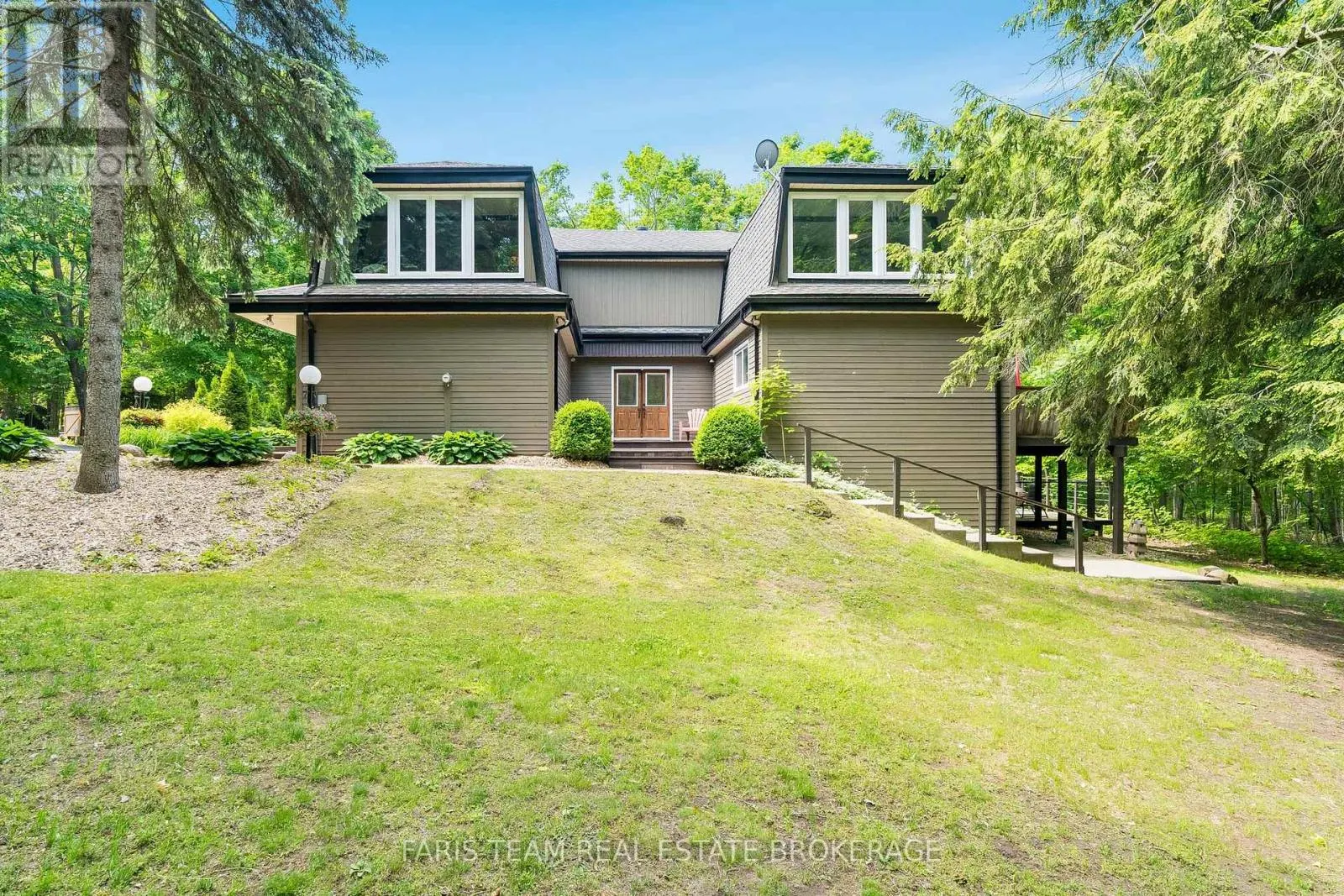 2 WOODLAND CRESCENT