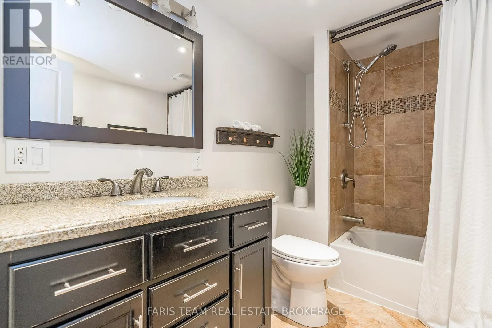 2 WOODLAND CRESCENT