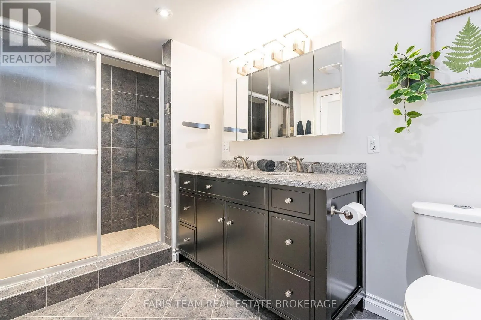 2 WOODLAND CRESCENT
