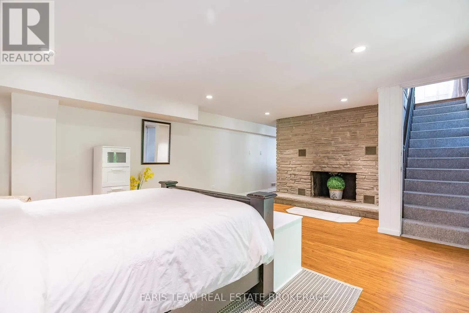 2 WOODLAND CRESCENT