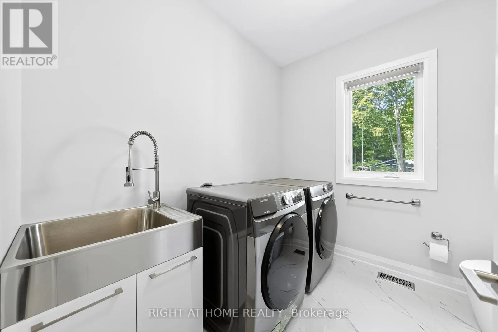 9 FAIRLAWN GROVE