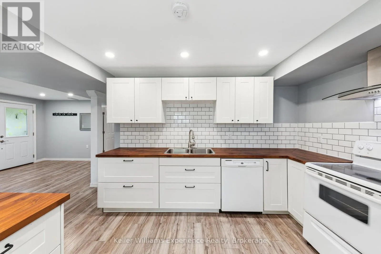 10 CLARENCE AVENUE
