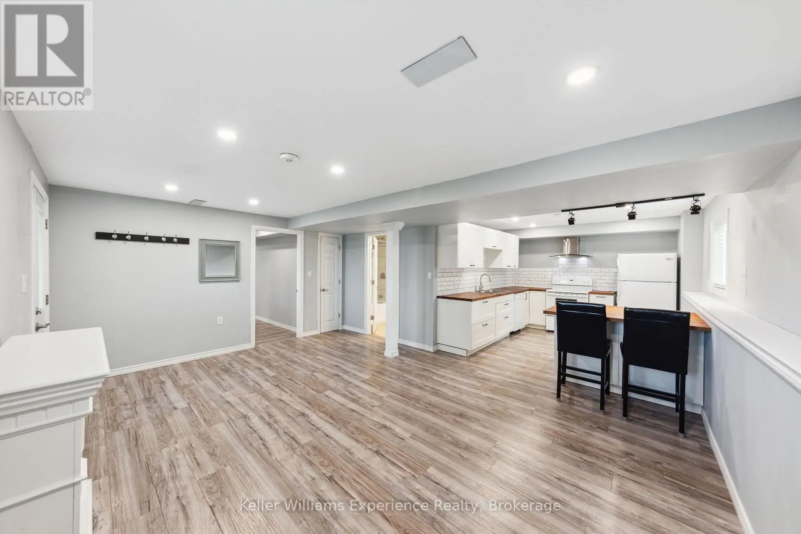 10 CLARENCE AVENUE