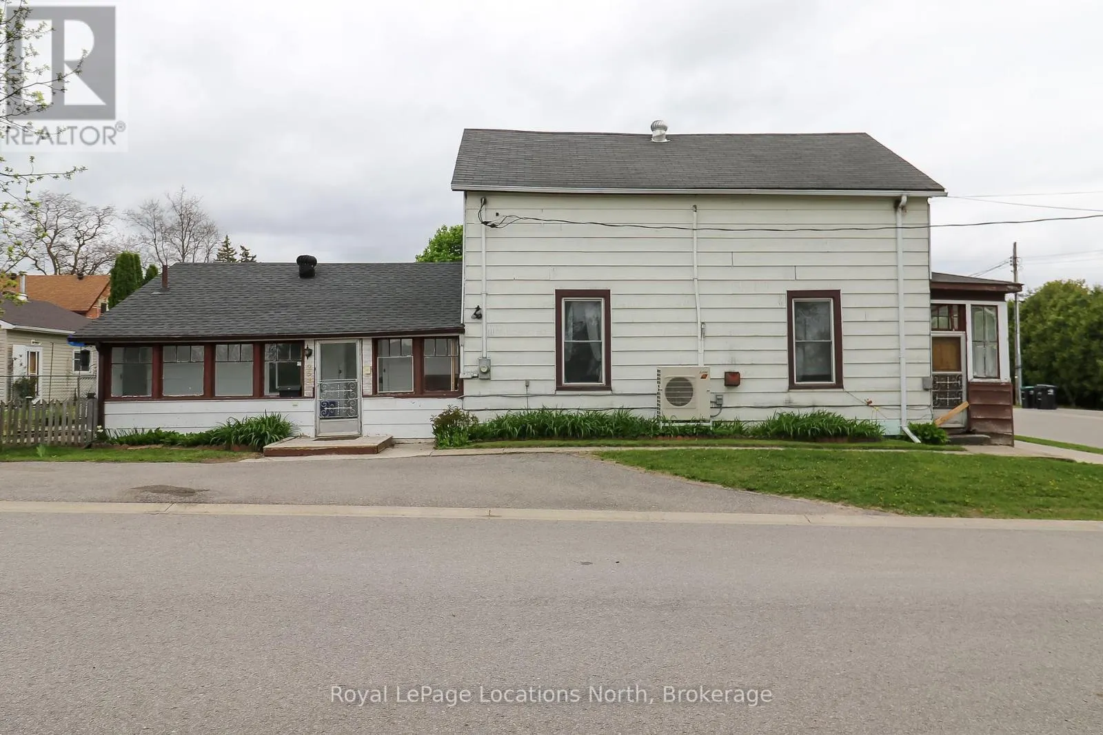 252 SIMCOE STREET