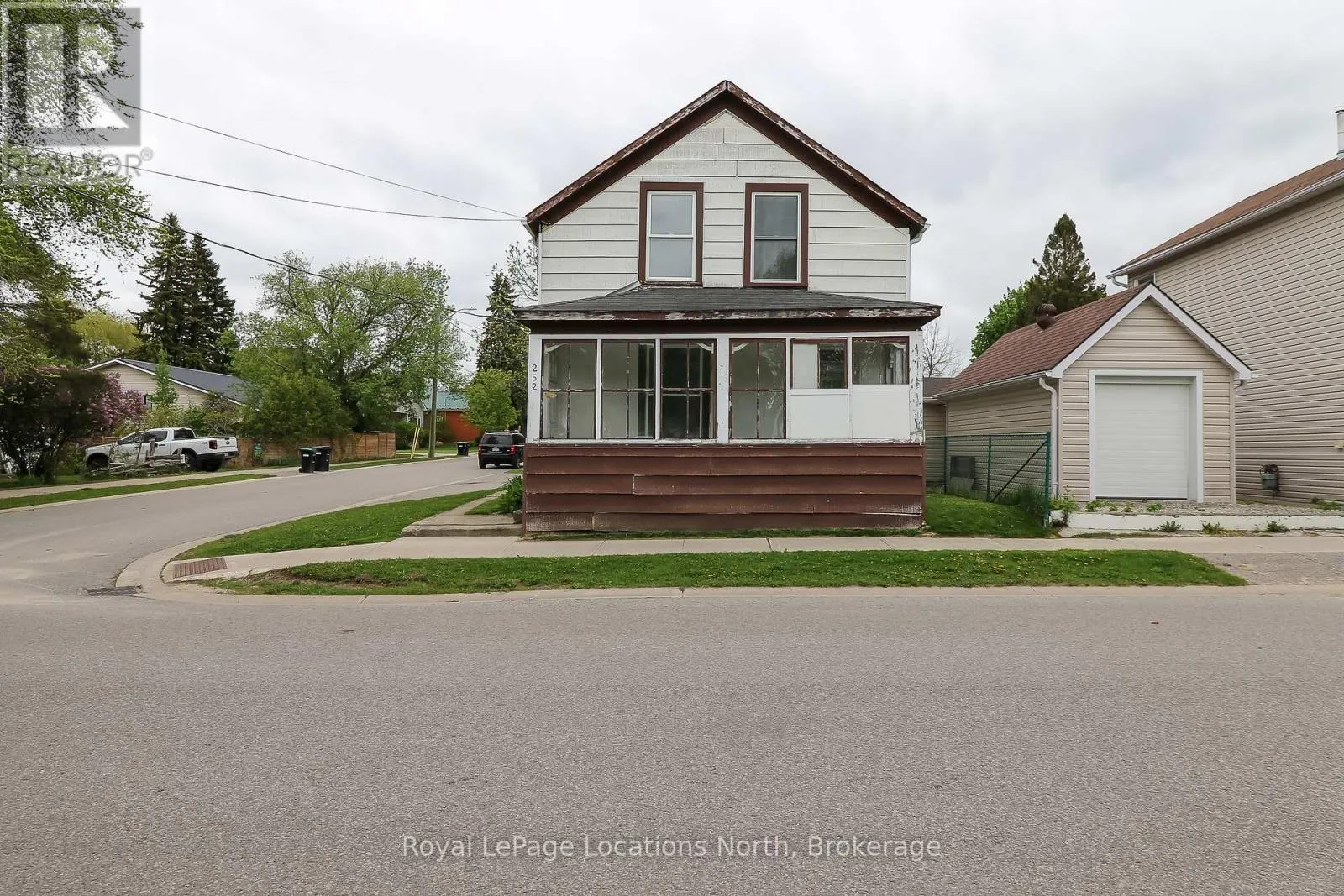 252 SIMCOE STREET