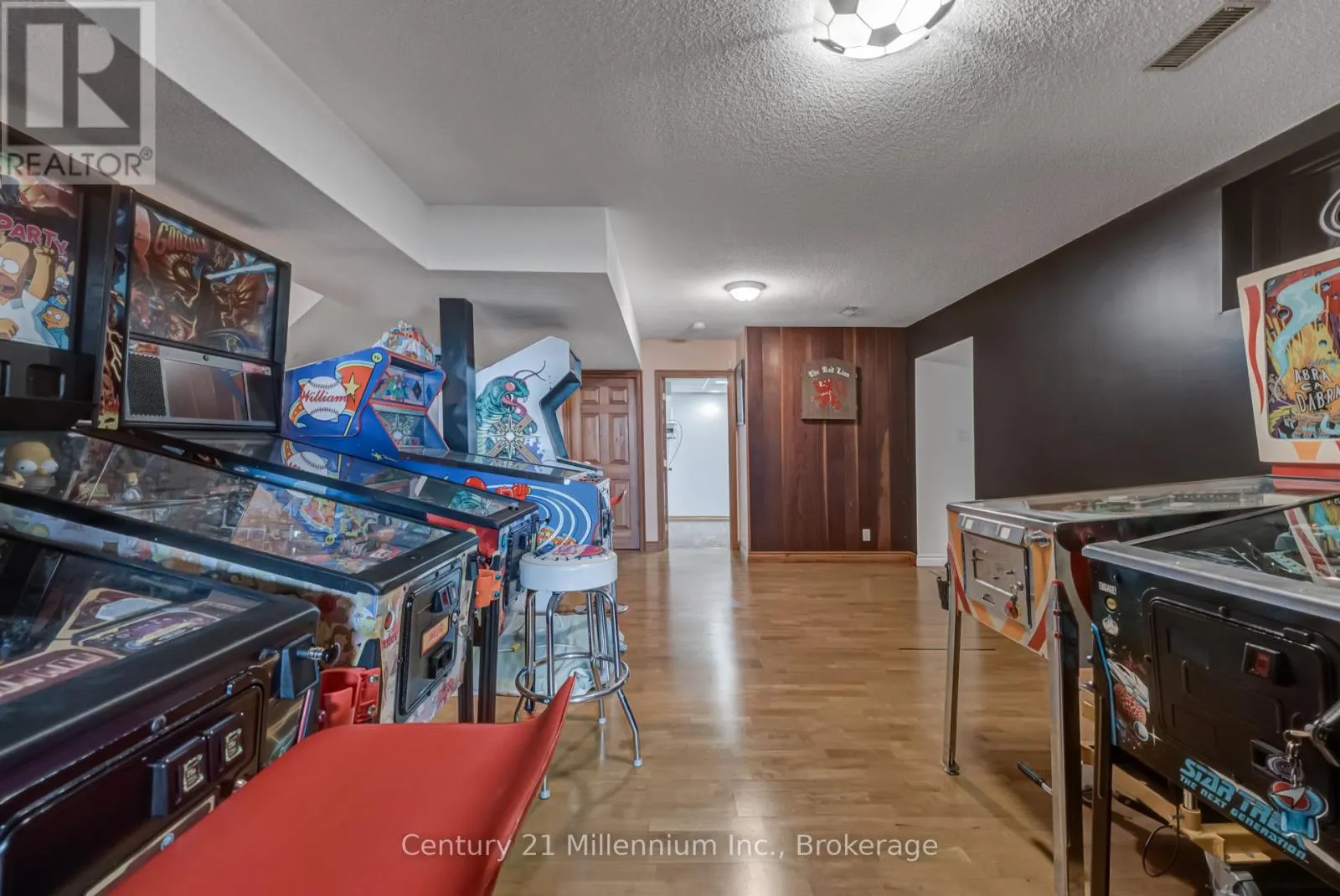 8 WILLOW DRIVE