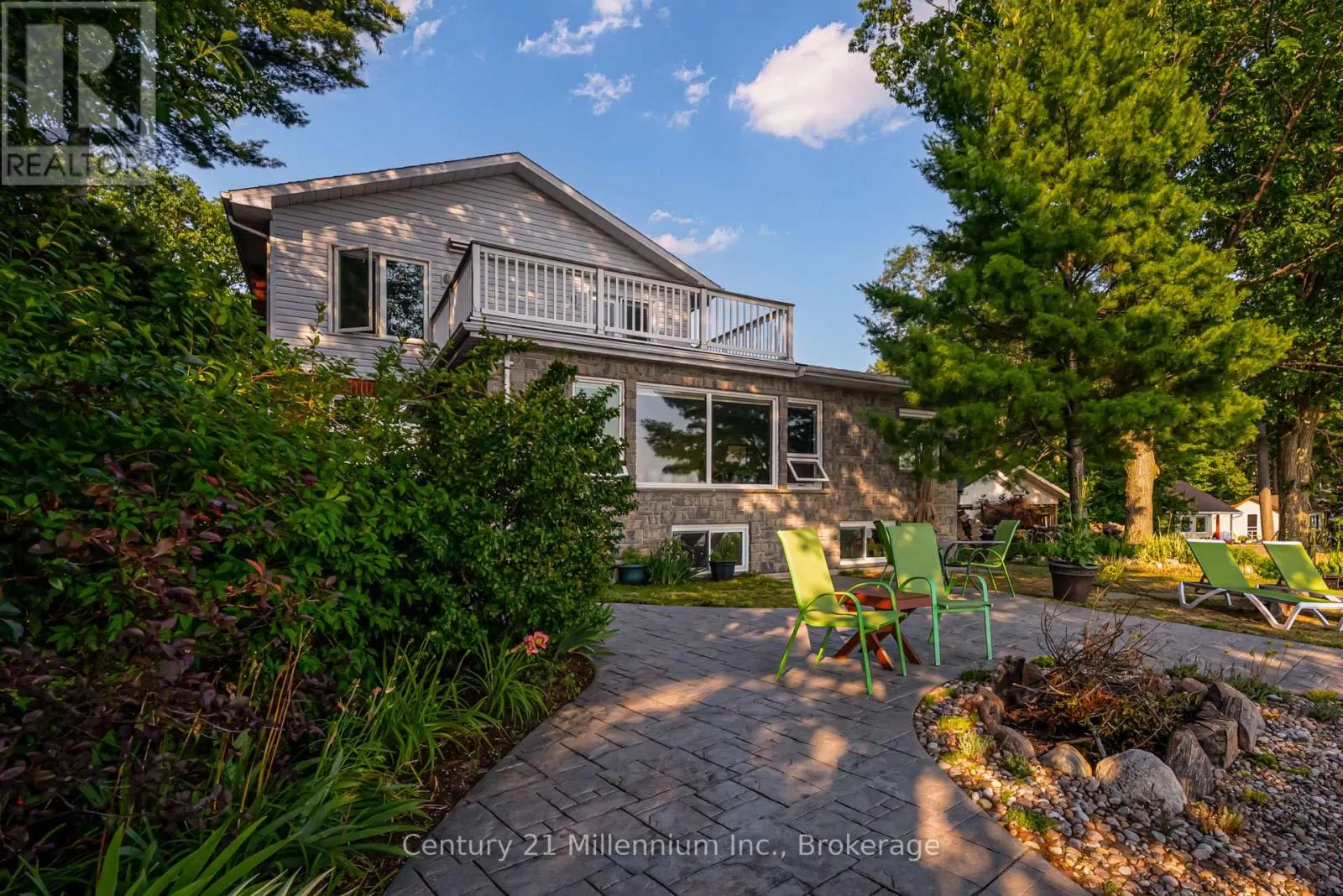 8 WILLOW DRIVE