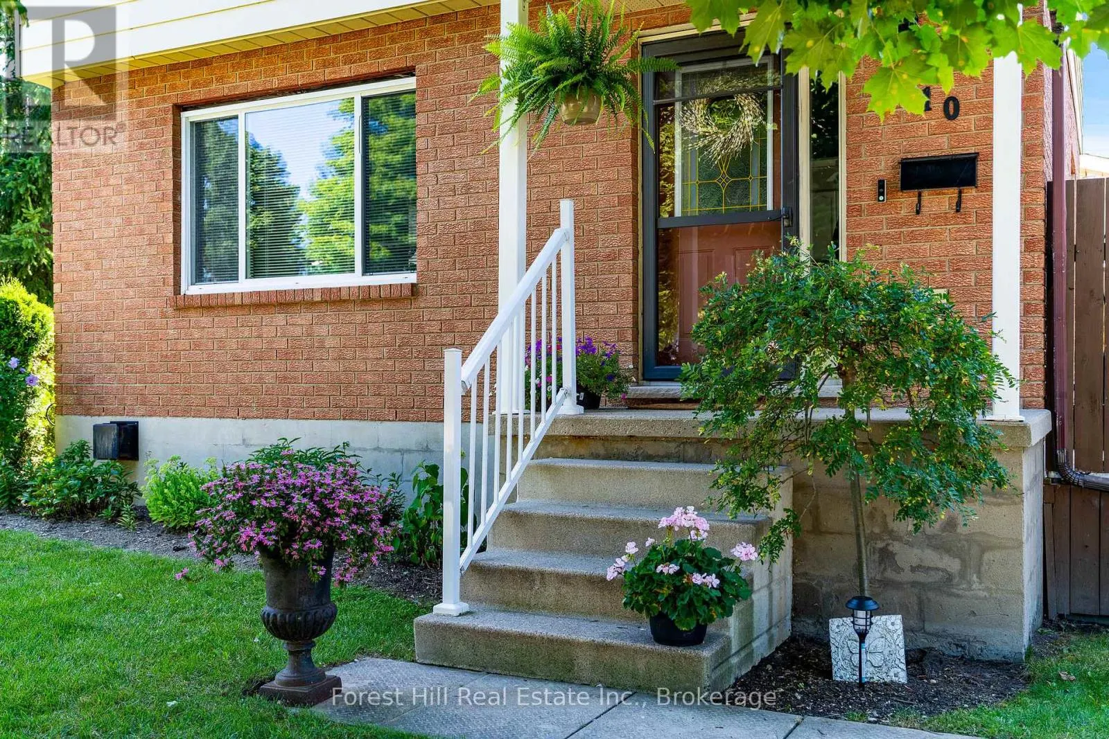 10 LESLIE DRIVE